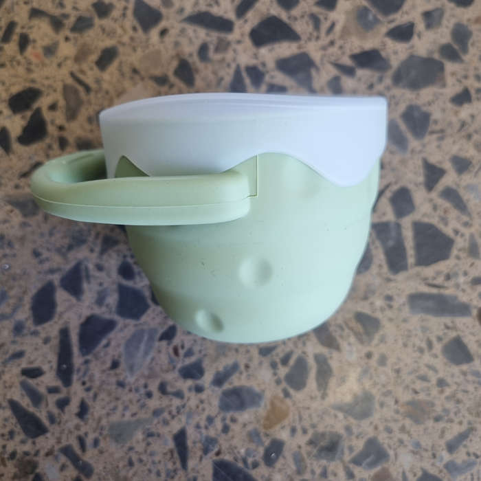 Silicone Collapsible snack cup with a lid