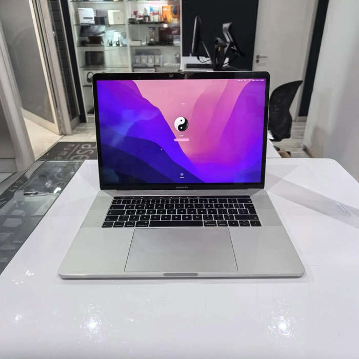 2018 Apple MacBook Pro 15-inch 2.6GHz 6-Core i7 (Touch Bar, 32GB RAM, 1TB SSD, Silver)  | model A...