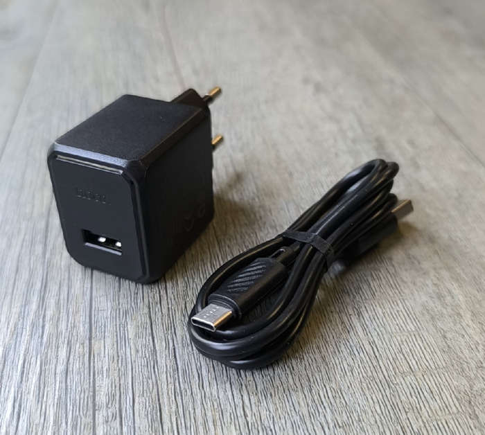 HOCO CS11A Premium 2.1Amp Mobile Phone Wall Charger + USB-C Cable  Black