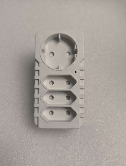 REDISSON R-38 220v Multi-Plug Adapter (10007702)