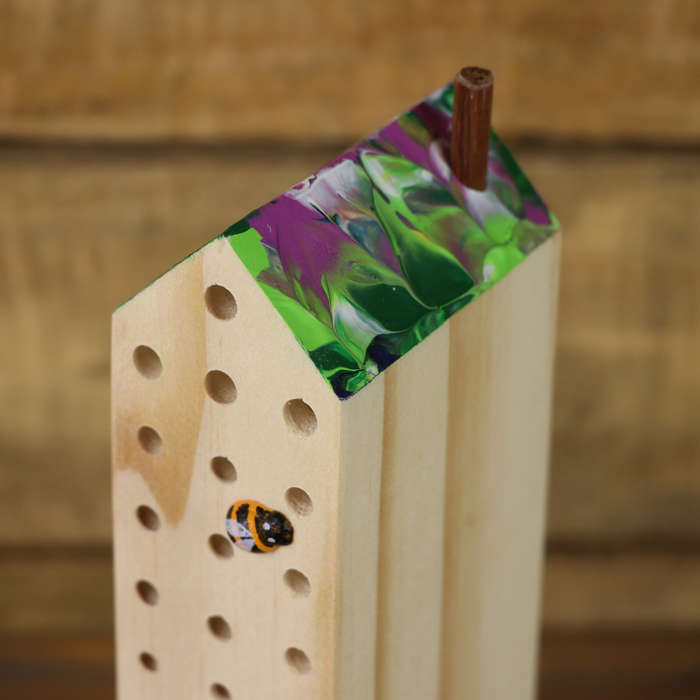 Bee Hotel (Single 20cm)