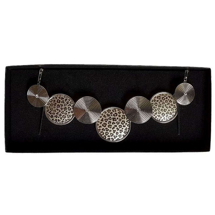 Necklace Engraved Leopard Pattern