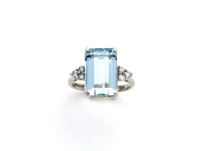 18K gold aquamarine and diamond ring, London, 1973.