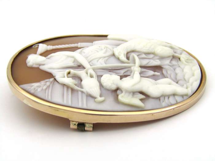 18K gold French conch shell cameo brooch, circa 1860.