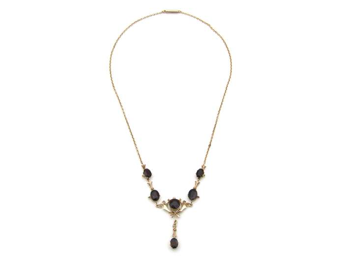 9K gold Edwardian garnet necklace, circa 1910.