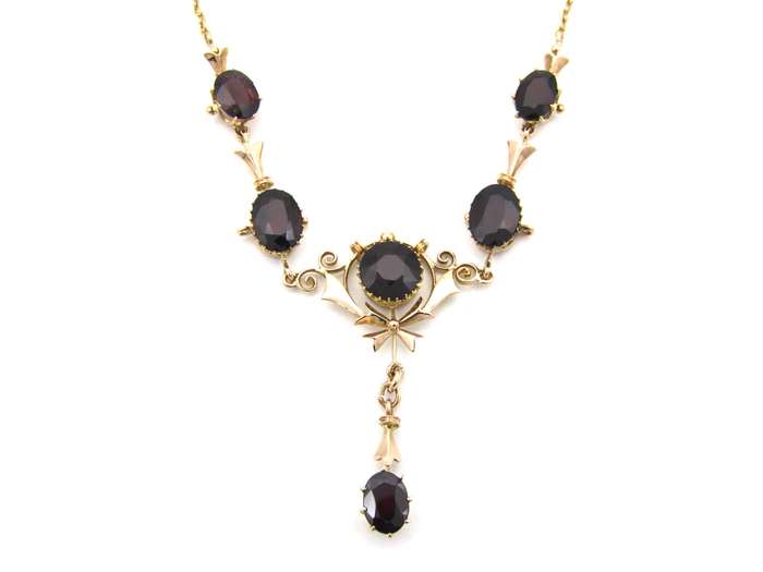 9K gold Edwardian garnet necklace, circa 1910.