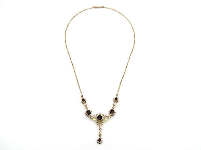 9K gold Edwardian garnet necklace, circa 1910.