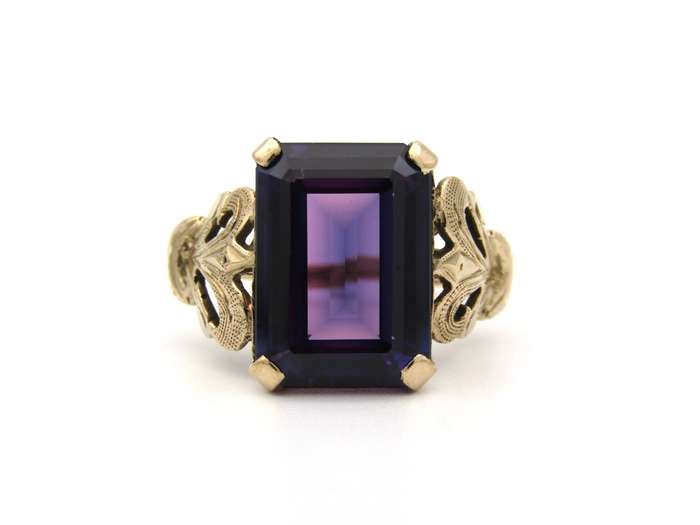 9K gold Synthetic Colour Change Sapphire ring, circa 1960's.