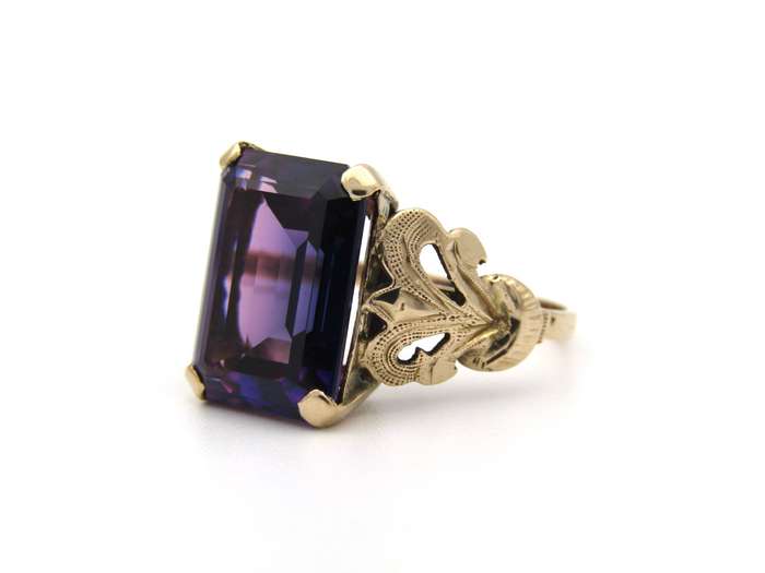 9K gold Synthetic Colour Change Sapphire ring, circa 1960's.