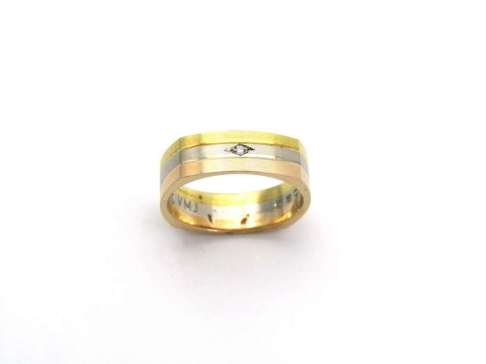 18K tri-colour gold diamond ring, circa 1970's.
