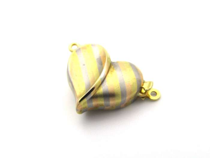18K gold tri-colour gold heart clasp by Jka Köhle, circa 1970's.