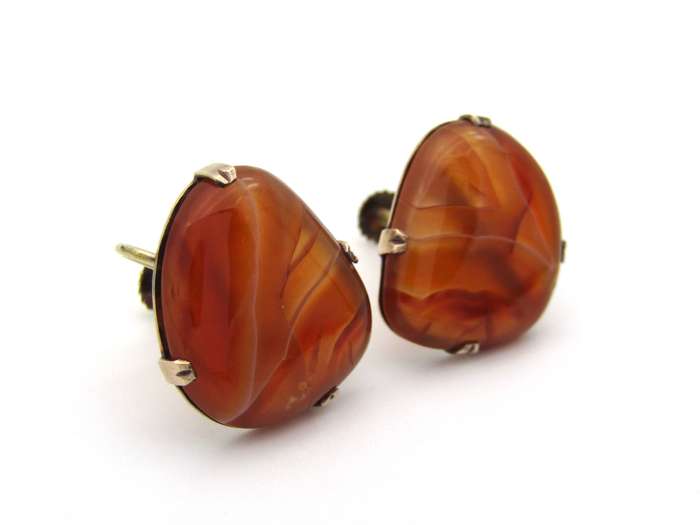 9K gold agate screw-on earrings, circa 1960's.