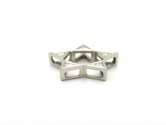 18K gold diamond star pendant, circa 1940's.