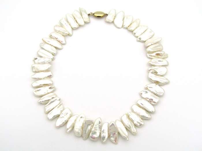 9K gold freshwater pearl necklace.