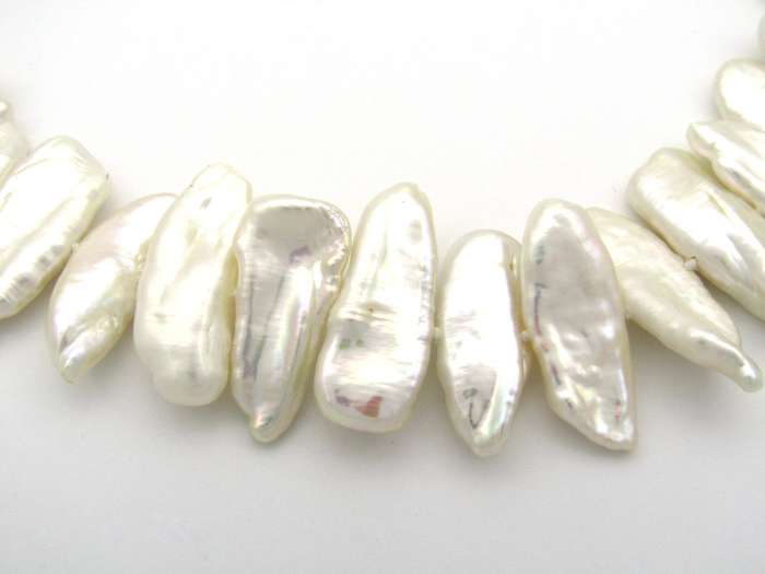 9K gold freshwater pearl necklace.