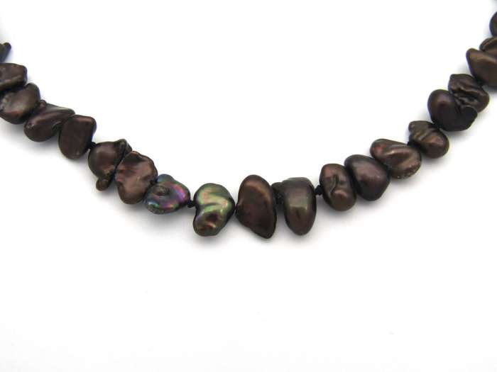 9K gold freshwater pearl necklace.