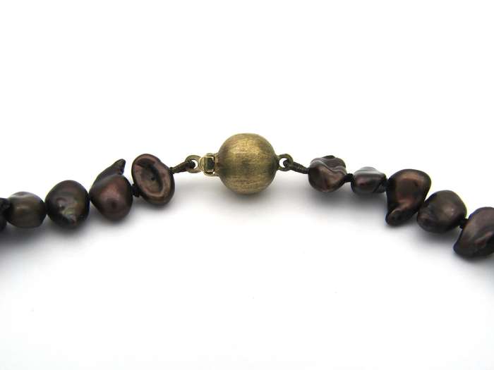 9K gold freshwater pearl necklace.