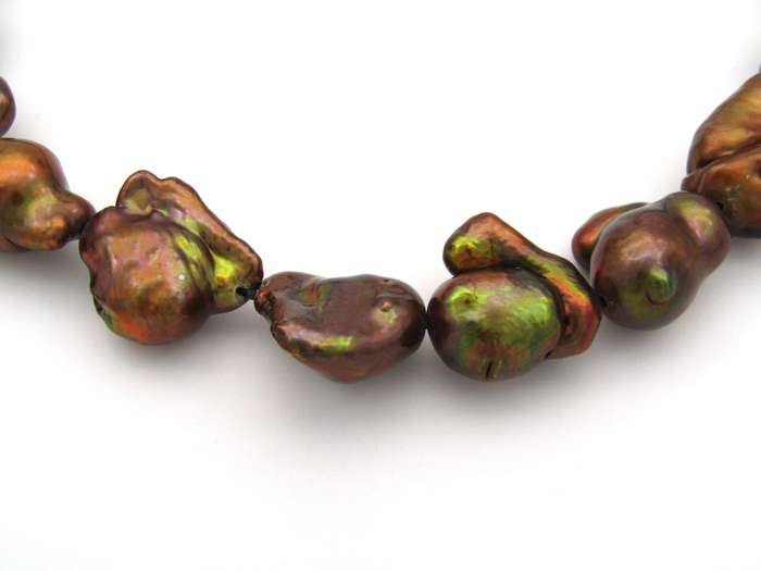 9K gold baroque pearl necklace.