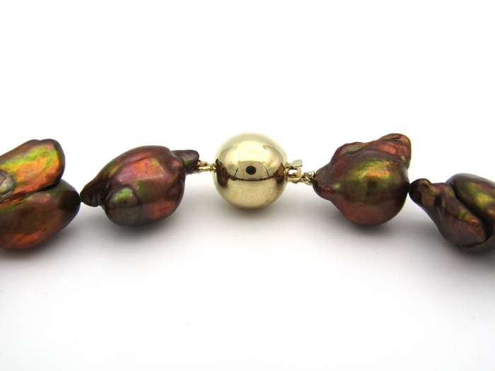 9K gold baroque pearl necklace.