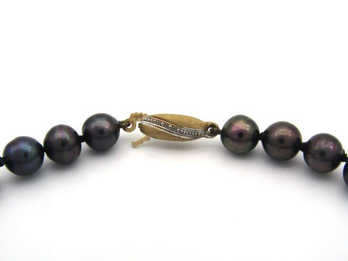 9K gold freshwater pearl necklace.