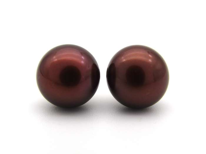 9K gold freshwater pearl stud earrings.
