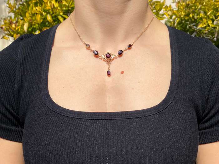 9K gold Edwardian garnet necklace, circa 1910.