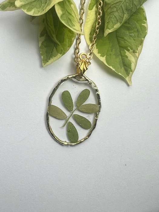 Petite Leaf Resin Pieces in Golden Round Frame