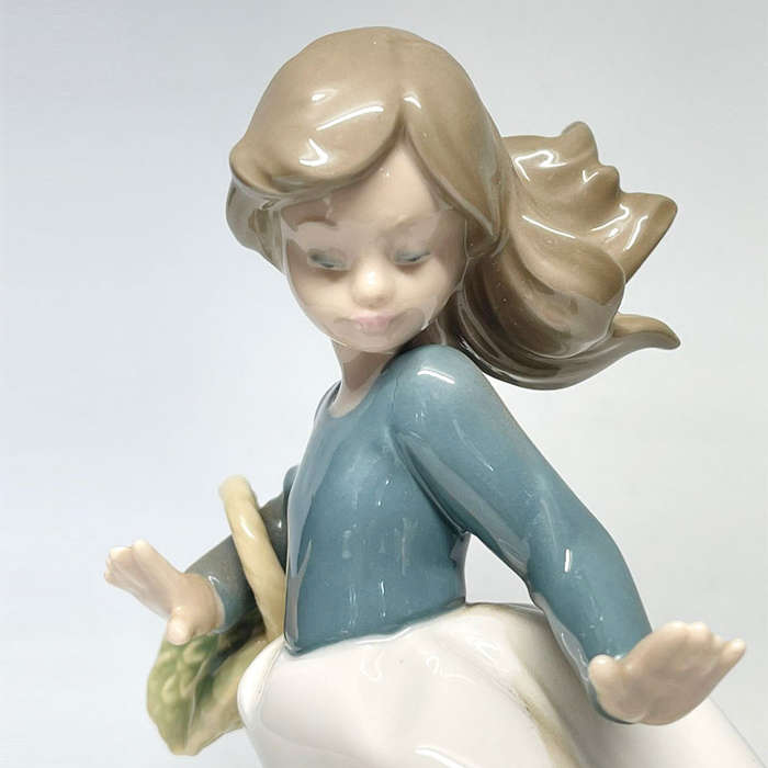 Nao By Lladro Nina Alicia Girl With Flower Basket