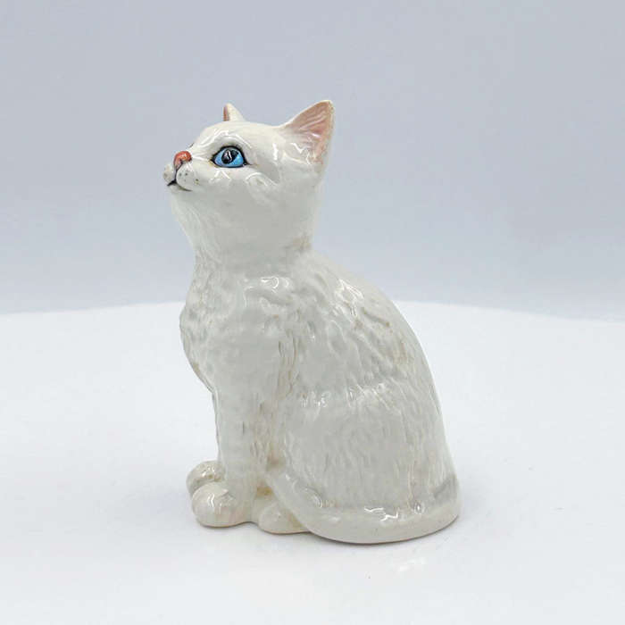 Beswick Persian Seated Blue Eyed Kitten
