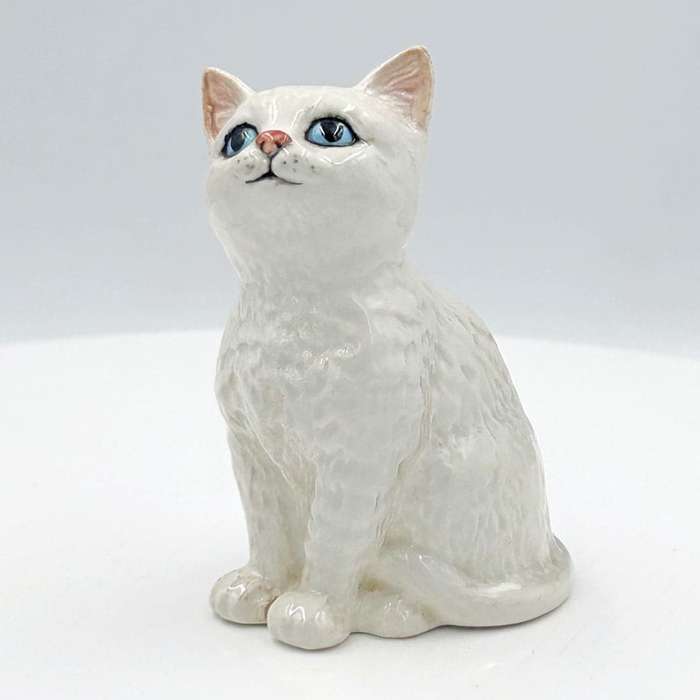 Beswick Persian Seated Blue Eyed Kitten