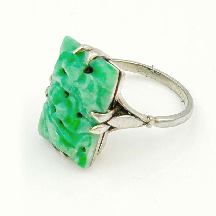 18ct White Gold Ring Set With Carved Jade