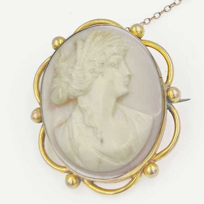 9ct Gold Coral  Cameo Carved Brooch Of A Lady
