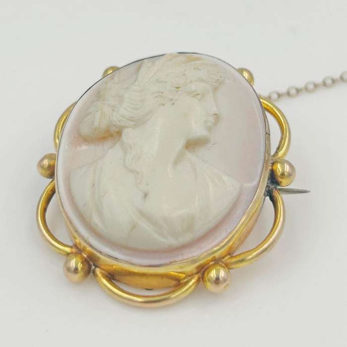 9ct Gold Coral  Cameo Carved Brooch Of A Lady