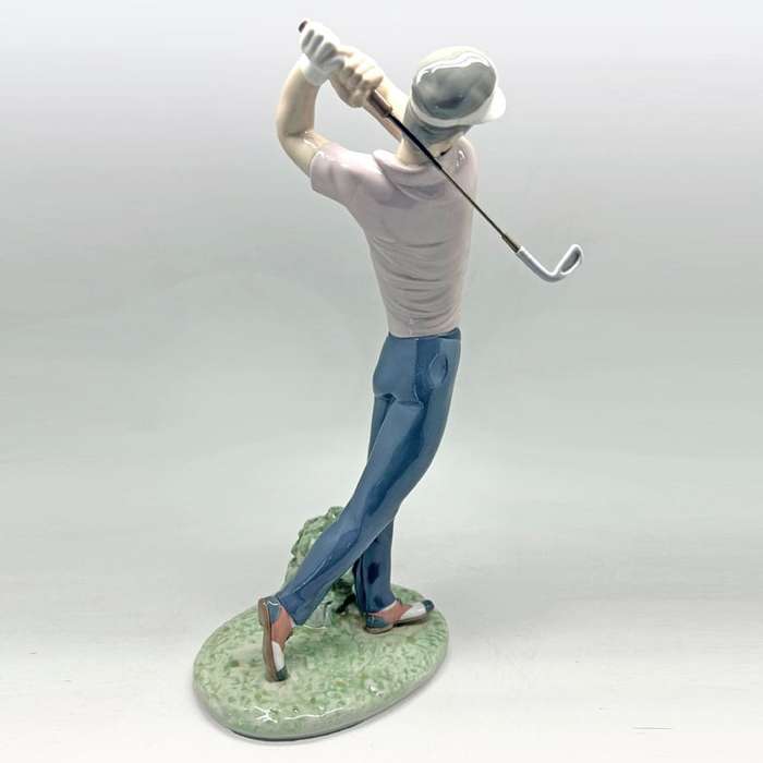 Lladro Male Golfer 6032 On The Green