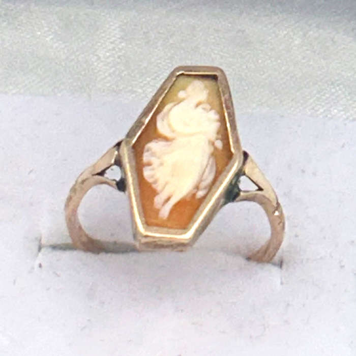 9ct Gold Lady Holding Flowers Cameo Carved Conch Shell Ring
