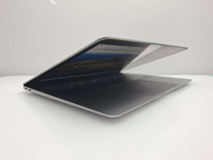 MacBook Air "Core i5" 13-Inch 1.6 GHz (2019) 8GB RAM 256GB SSD Space Gray Bright Spot + Cracked P...