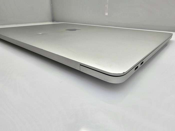 MacBook Pro 16-Inch (2019)  Core i7 | 16GB RAM | 512GB SSD | Silver | Bright Spot | Internatio...