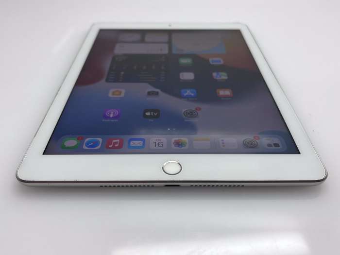 iPad 9.7" 5th Gen 32GB (Wifi/ Cellular) White (3 Month Warranty)