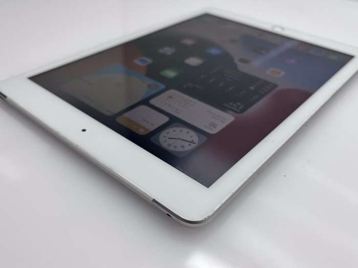 iPad 9.7" 5th Gen 32GB (Wifi/ Cellular) White (3 Month Warranty)