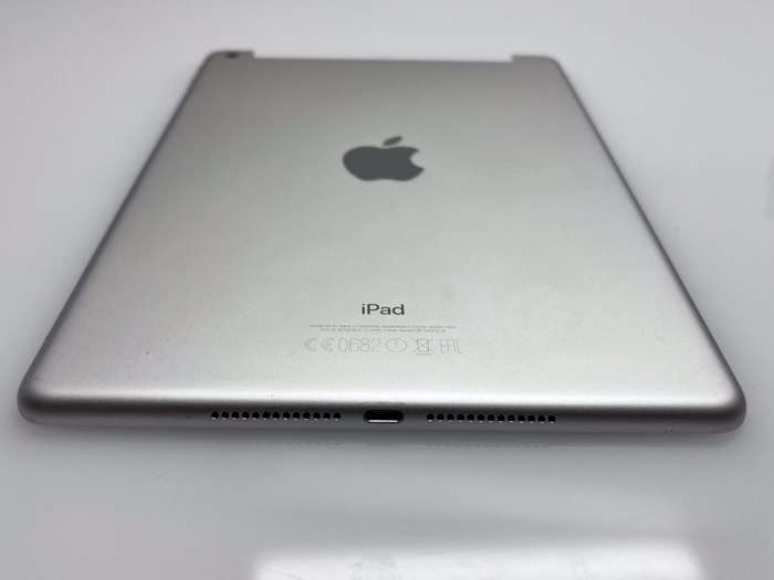 iPad 9.7" 5th Gen 32GB (Wifi/ Cellular) White (3 Month Warranty)