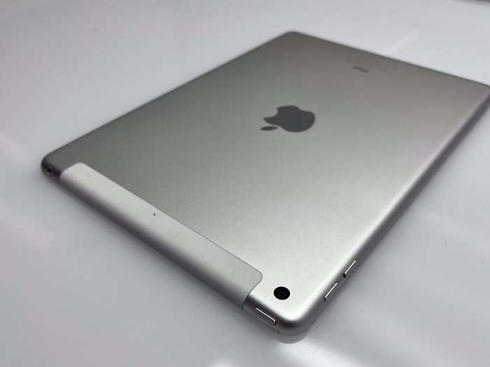 iPad 9.7" 5th Gen 32GB (Wifi/ Cellular) White (3 Month Warranty)