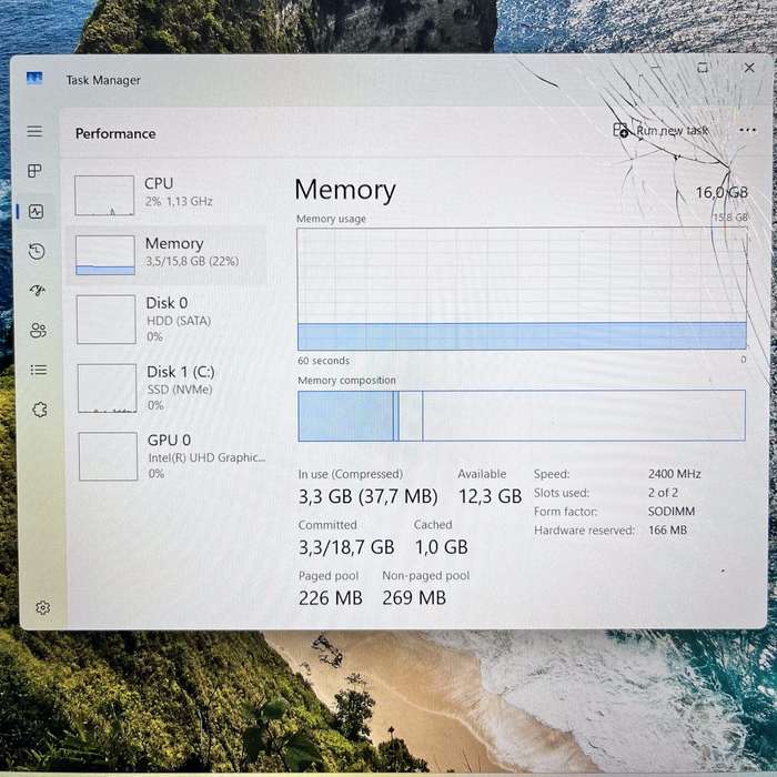 HP Pavillion 15-cr001 ni 16GB RAM 256GB SSD and 1TB HHD Cracked Screen Silver