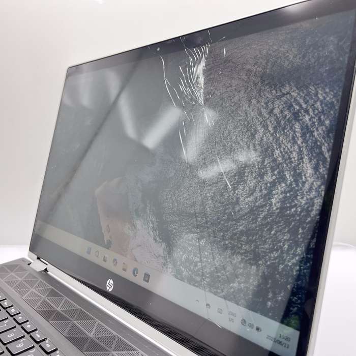 HP Pavillion 15-cr001 ni 16GB RAM 256GB SSD and 1TB HHD Cracked Screen Silver