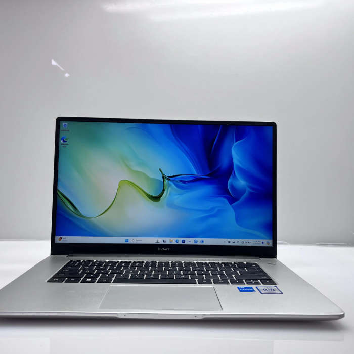 Huawei MateBook D15 "Core i3" 8GB RAM 256GB SSD Silver - Minor Bright Spot