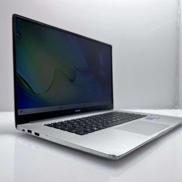 Huawei MateBook D15 "Core i3" 8GB RAM 256GB SSD Silver - Minor Bright Spot