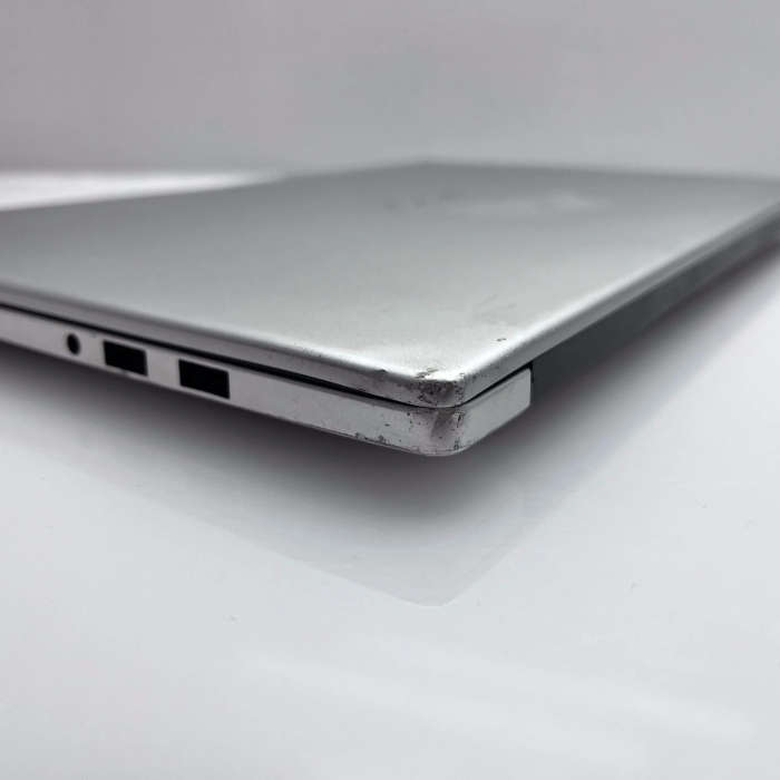 Huawei MateBook D15 "Core i3" 8GB RAM 256GB SSD Silver - Minor Bright Spot