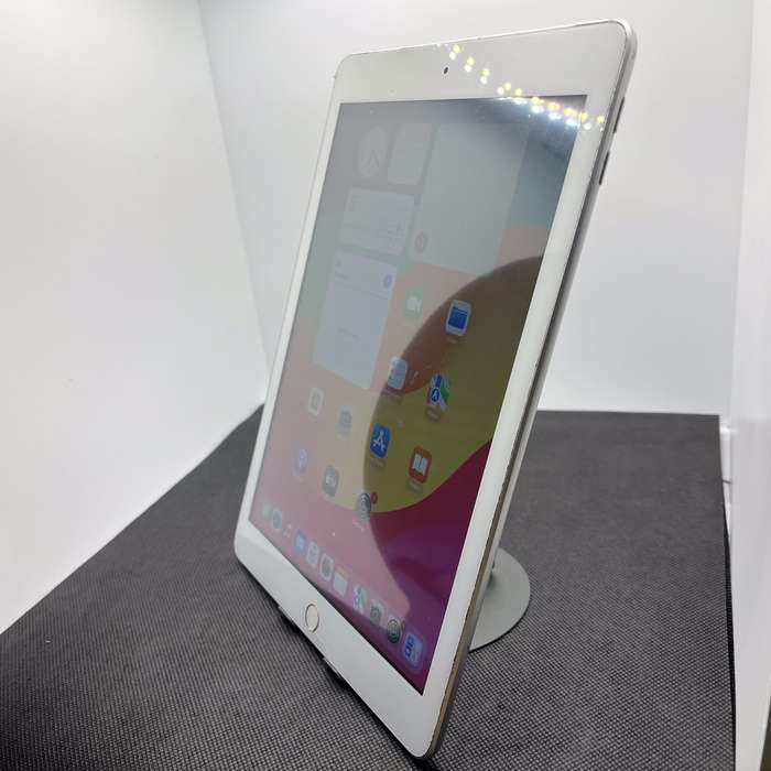 Apple iPad 9.7 6th Gen 128GB (Wi-Fi/ Cellular) - No Touch ID | Cracked Screen