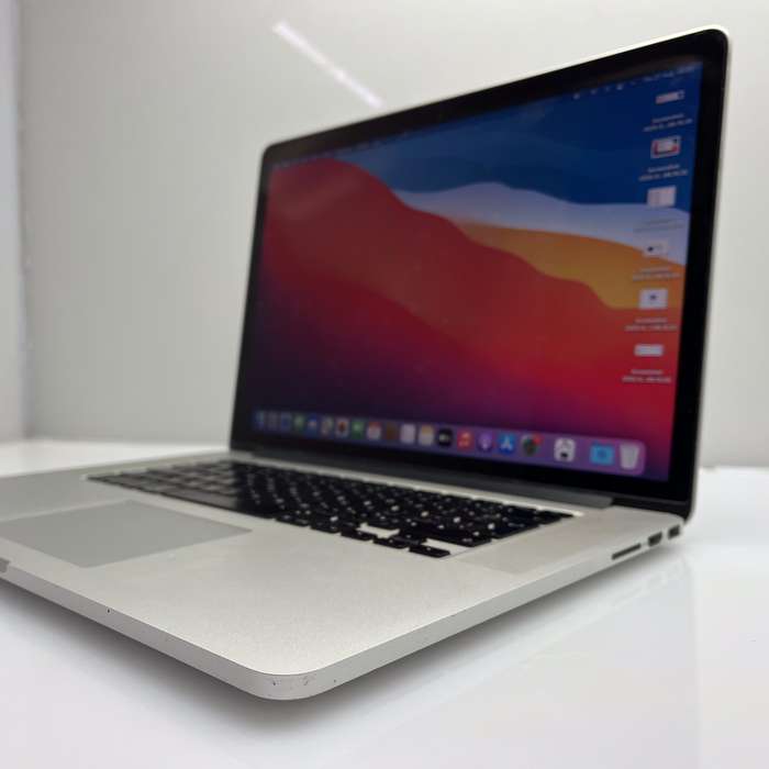 MacBook Pro Core i7 2.5 GHz 15 (Mid-2015) 16GB RAM 256GB SSD Silver