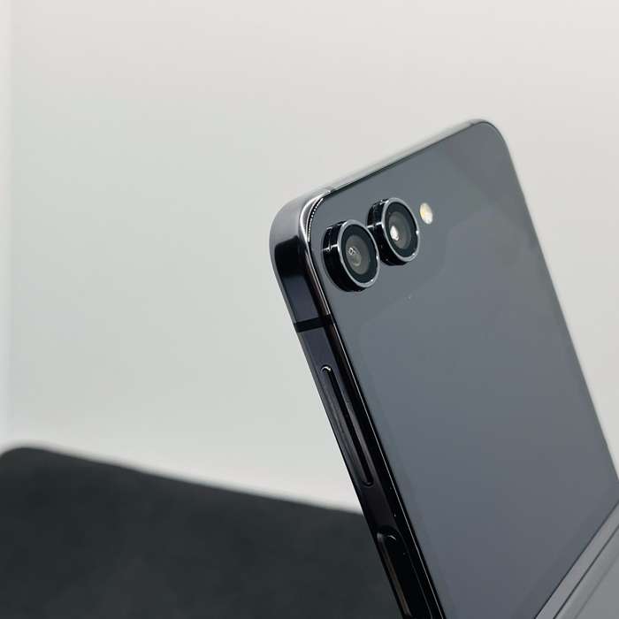 Samsung Galaxy Z Flip 5 256GB Graphite (6 Month Warranty)