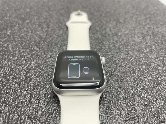 Apple Watch Series 5 40mm GPS Only Aluminium Silver (3 Month Warranty)  With White Straps